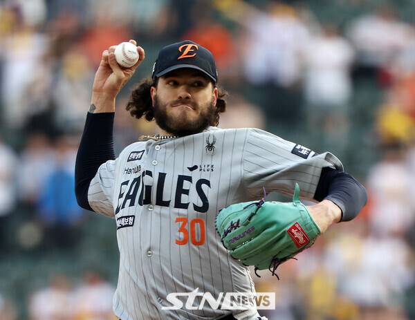 28일 서울 송파구 잠실야구장에서 열린 2025 KBO리그 한화 이글스와 LG 트윈스의 경기, 한화 선발 폰세가 공을 던지고 있다. 사진┃뉴시스