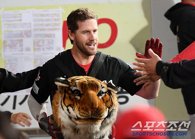 24일 대구 라이온즈파크에서 열린 삼성 라이온즈와 KIA 타이거즈의 경기. 6회초 KIA 위즈덤이 솔로포를 날린 뒤 환호하고 있다. 대구=박재만 기자 pjm@sportschosun.com/2025.04.24/