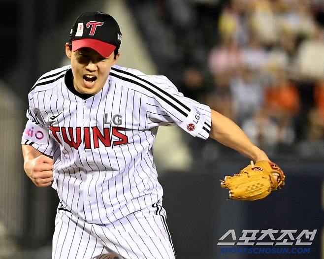 27일 잠실야구장에서 열린 한화와 LG의 경기, 6회초 2사 1루 LG 임찬규가 한화 채은성을 삼진 처리하며 이닝을 마치고 기뻐하고 있다. 잠실=허상욱 기자wook@sportschosun.com/2025.05.27/