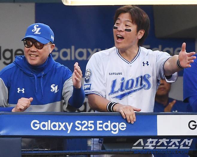 KBO 역사상 9번 째 삼중 도루를 성공시킨 삼성. 박진만 감독과 강민호가 홈스틸에 성공한 이성규를 맞이하고 있다.