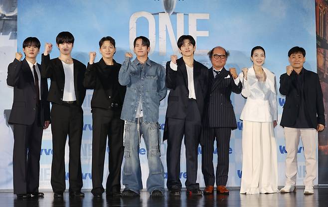 28일 서울 광진구 롯데시네마 건대입구점에서 열린 웨이브 드라마 '원: 하이스쿨히어로즈' 제작발표회에서 배우 이정하(왼쪽부터), 김도완, 유희제, 육준서, 임성균, 김상호, 김주령, 이성태 감독이 포즈를 취하고 있다. 사진=연합뉴스. 무단 전재 재배포 금지, AI 학습 및 활용 금지