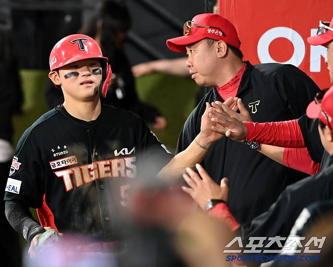 22일 수원KT위즈파크에서 열린 KIA와 KT의 경기,  9회초 2사 1,3루 KIA 오선우의 적시타에 득점한 김도영이 이범호 감독과 기쁨을 나누고 있다. 수원=허상욱 기자wook@sportschosun.com/2025.05.22/
