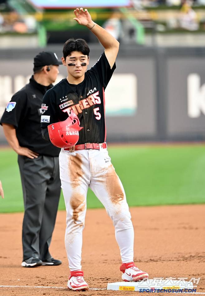 22일 수원KT위즈파크에서 열린 KIA와 KT의 경기,  1회초 1사 2루 KIA 김도영이 적시타를 치고 3루로 뛰다 KT 3루수 권동진과 충돌해 고통스러워 하고 있다. 수원=허상욱 기자wook@sportschosun.com/2025.05.22/