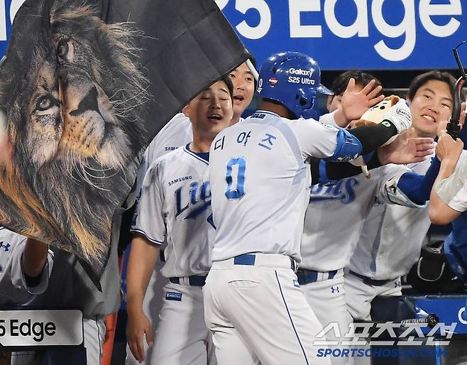 27일 대구 라이온즈파크에서 열린 롯데-삼성전. 7회말 2사 1루 디아즈가 투런포를 친 후 사자 깃발을 펄럭이며 축하받고 있다. 대구=정재근 기자 cjg@sportschosun.com/2025.5.27/