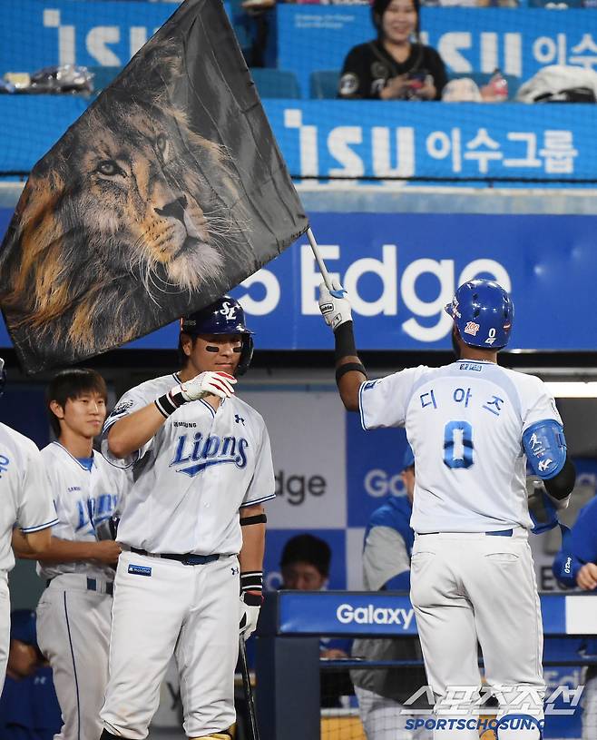 27일 대구 라이온즈파크에서 열린 롯데-삼성전. 7회말 2사 1루 디아즈가 투런포를 친 후 사자 깃발을 펄럭이고 있다. 대구=정재근 기자 cjg@sportschosun.com/2025.5.27/