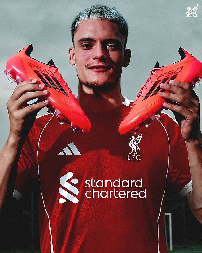 [스포츠조선 강우진 기자]리버풀이 루이스 디아스를 매각할 수 있다.

영국 풋볼인사이더는 28일(한국시각) '리버풀은 바르셀로나의 관심이 이어지는 가운데, 이번 여름 루이스 디아즈의 대체자를 영입하게 되면 그의 이적 제안을 수락할 준비가 돼 있다'라고 보도했다. 이는 맨체스터 유나이티드와 블랙번의 스카우터였던 마크 브라운의 의견에 따른 것이다. 사진=SNS