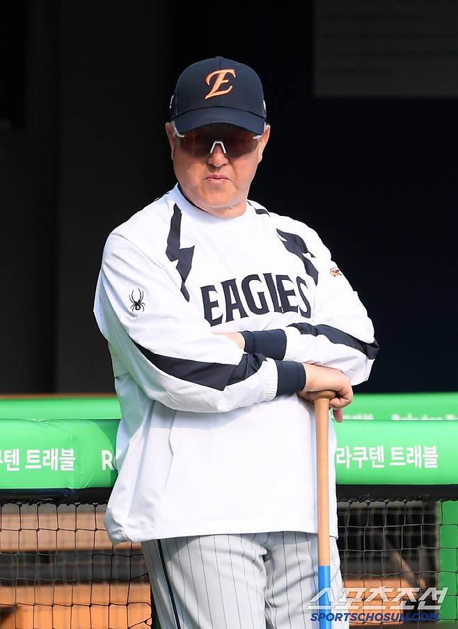 28일 잠실구장에서 열린 LG 트윈스와 한화 이글스의 경기. 한화 김경문 감독이 타격 훈련을 지켜보고 있다. 잠실=박재만 기자 pjm@sportschosun.com/2025.05.28/