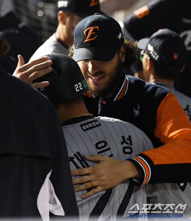 28일 잠실구장에서 열린 LG 트윈스와 한화 이글스의 경기. 11회초 2사 1루 한화 채은성이 투런포를 날린 뒤 환호하고 있다. 잠실=박재만 기자 pjm@sportschosun.com/2025.05.28/