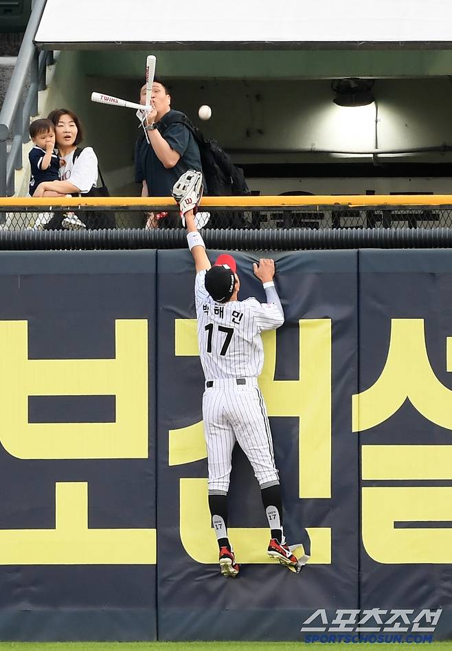 28일 잠실구장에서 열린 LG 트윈스와 한화 이글스의 경기. 1회초 한화 플로리얼의 홈런 타구를 LG 중견수 박해민이 끝까지 따라가고 있다. 잠실=박재만 기자 pjm@sportschosun.com/2025.05.28/