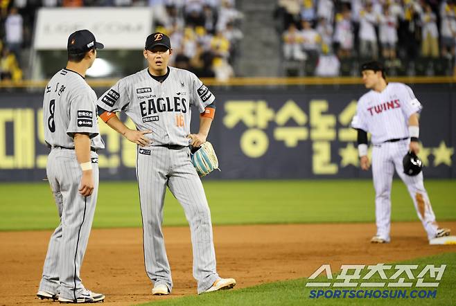 28일 잠실구장에서 열린 LG 트윈스와 한화 이글스의 경기. 7회말 무사 1,2루 LG 구본혁 타석 때 아쉬운 중계 플레이로 아웃카운트를 올리지 못한 한화 노시환과 하주석. 잠실=박재만 기자 pjm@sportschosun.com/2025.05.28/