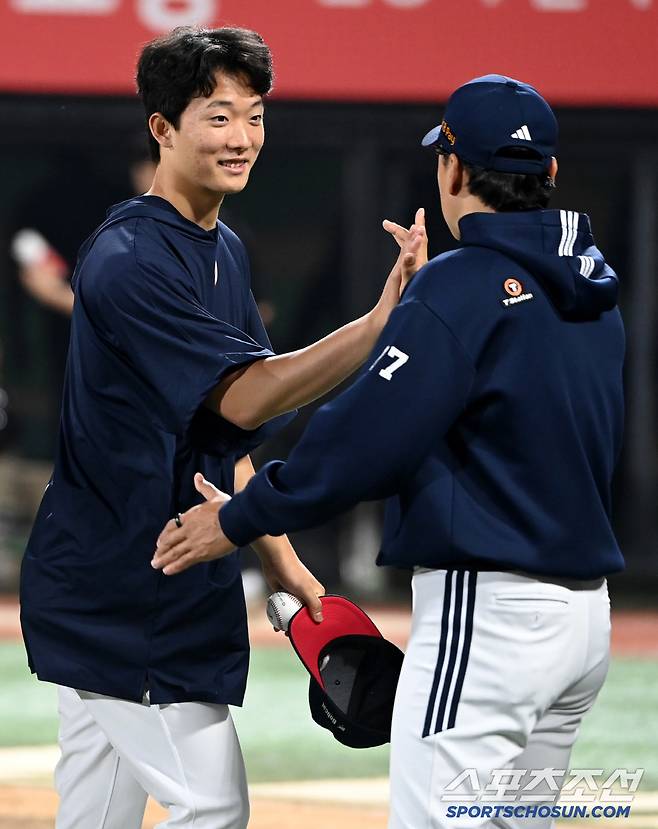 28일 수원KT위즈파크에서 열린 두산과 KT의 경기, 두산이 12대3으로 승리했다. 프로 데뷔 첫 승을 따낸 최민석이 이승엽 감독과 기쁨을 나누고 있다. 수원=허상욱 기자wook@sportschosun.com/2025.05.28/