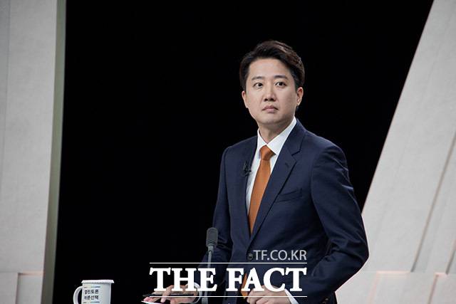 이준석 개혁신당 대선 후보가 27일 서울 상암 MBC스튜디오에서 열린 21대 대선후보 3차 토론회에 참석해 토론을 준비하고 있다. /국회사진기자단