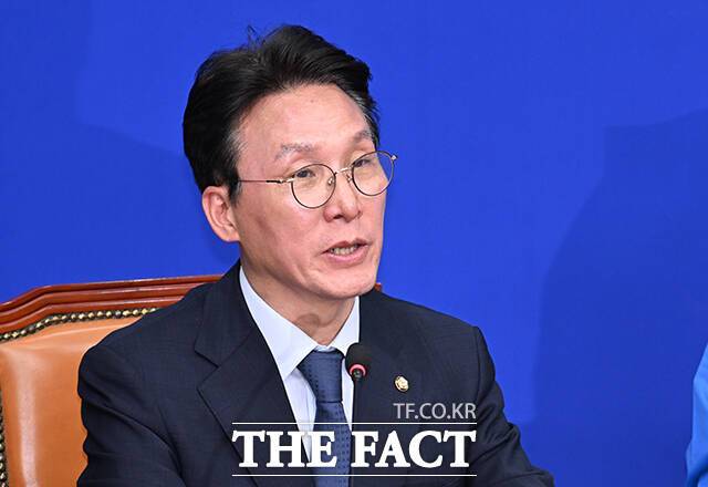 김민석 더불어민주당 상임공동선대위원장은 28일 이준석 개혁신당 대선 후보를 향해 "정치수준은 역시 개장사"라며 "이제 은퇴할 때가 됐다. 정치 과하게 오래 했다. 국민주권의 새 시대에 맞지 않는 구태 정치 이준석"이라고 비판했다. /박헌우 기자