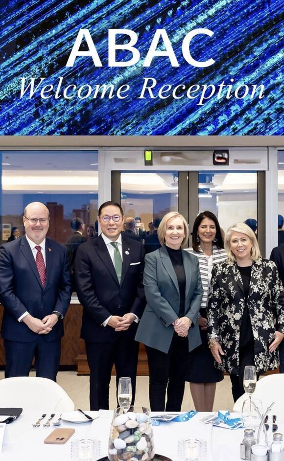 조현상 HS효성 부회장(왼쪽에서 2번째)이 지난 4월 캐나다 토론토에서 열린 2025 ABAC 2차 회의 참석자들과 기념 촬영을 하고 있다. /HS효성