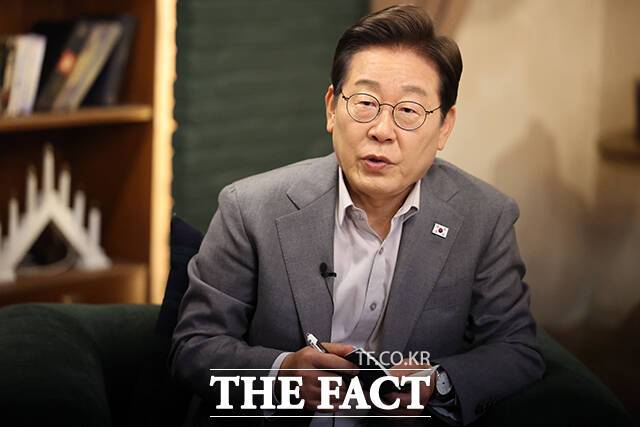 이재명 더불어민주당 대선후보가 28일 오후 서울 강남구 미드타운 스튜디오에서 열린  '1400만 개미와 한배 탔어요' 유튜브 라이브에 참석해 발언하고 있다. /배정한 기자