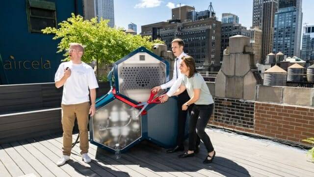 에어셀라 공동 창립자들이 공기에서 휘발유를 추출하는 기계를 공개했다. (사진=에어셀라)