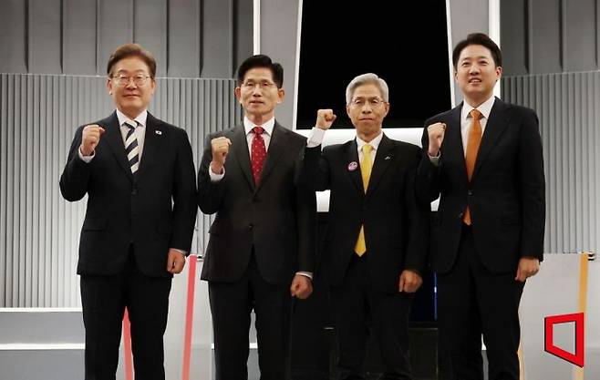 23일 서울 영등포구 KBS본관 스튜디오에서 열린 중앙선거방송토론위원회 주관 제21대 대통령선거 2차 후보자토론회에 앞서 후보들이 기념촬영을 하고 있다. 왼쪽부터 이재명 더불어민주당, 김문수 국민의힘, 이준석 개혁신당, 권영국 민주노동당 대선 후보. 2025.5.23 국회사진기자단