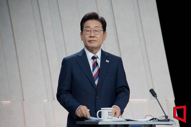 이재명 더불어민주당 대선 후보가 27일 서울 마포구 상암동 MBC 스튜디오에서 진행된 정치 분야 TV토론회를 준비하고 있다. 국회사진기자단