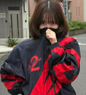 한편, 해당 브랜드는 평소 카리나가 착용한 모습이 종종 포착됐던 브랜드로 정치색과는 무관한 것으로 알려졌다. 카리나가 입은 점퍼에는 숫자와 더불어 해당 브랜드명이 프린트돼 있으며 가격은 70만원대이다. 카리나 인스타그램