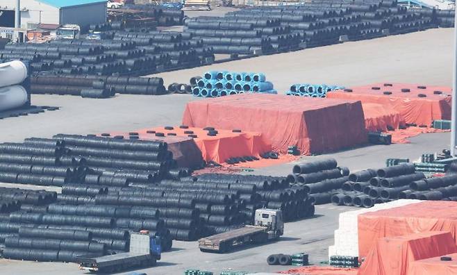 경기도 평택항에 쌓여 있는 철강 제품. 연합뉴스