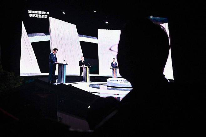 TV 토론을 지켜보는 한 사람의 그림자