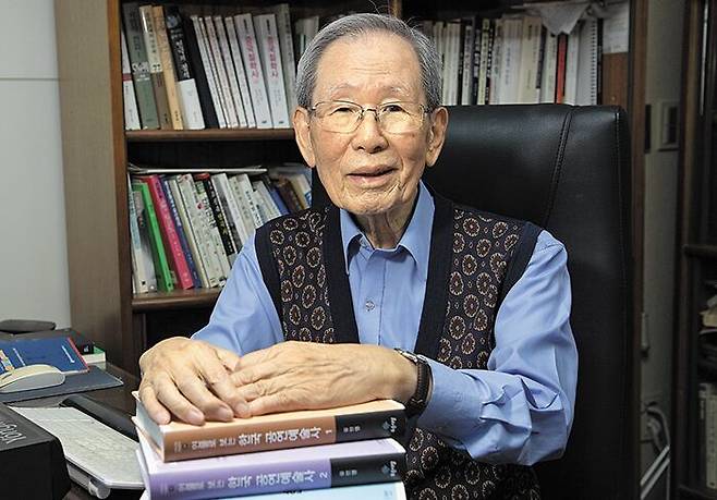 유민영 교수는 “우리 공연예술의 선각자들은 가난, 천대, 억압 속에서도 늘 나라와 민족을 위해 활동했다는 걸 함께 기억하길 바란다”고 했다. /조인원 기자