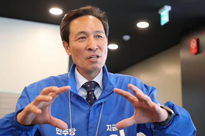 27일 강원 춘천에서 만난 더불어민주당 우상호 공동선거대책위원장이 본지와 인터뷰를 하고 있다./남강호 기자