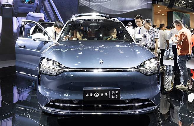 작년 5월 중국 우한에서 열린 ‘중부 국제 자동차 전시회’에서 아이토의 대형 전기 SUV(스포츠유틸리티차) M9을 관람객들이 살펴보고 있다. 아이토는 2023년 12월 출시한 M9이 인기를 끌며 지난해 중국 내수 고급차 시장(50만 위안·약 1억원 이상)에서 독일 BMW와 벤츠를 제치고 1위에 올랐다. /게티이미지코리아