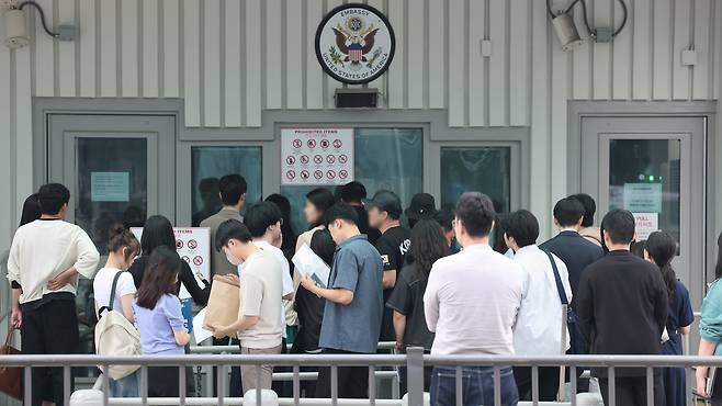 28일 서울 종로구 주한미국대사관 앞에 시민들이 미국 비자심사를 받기 위해 줄지어 서 있다./뉴스1