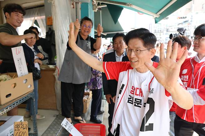 김문수 국민의힘 대선 후보가 26일 경기 안성시 안성중앙시장 인근에서 열린 유세를 마치고 상인들과 인사하고 있다. /뉴시스