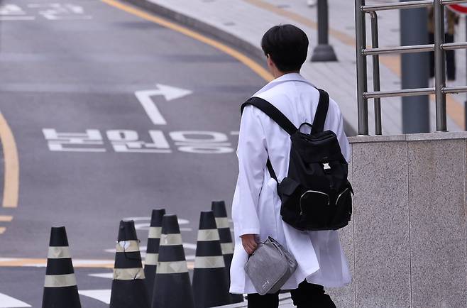 지난 19일 서울의 한 대학 병원에서 의료진이 이동하는 모습. /뉴스1