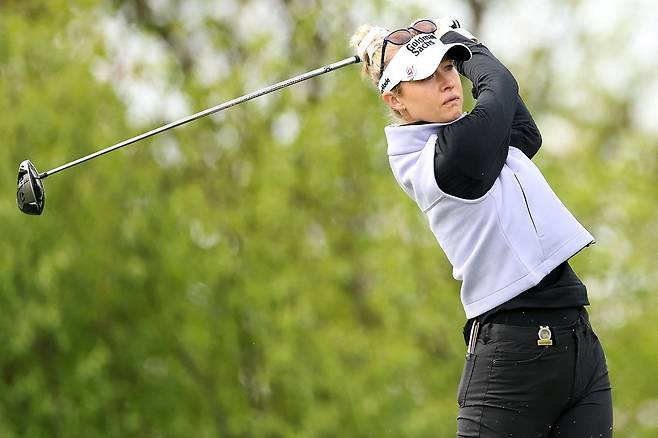 넬리 코르다가 US여자오픈 개막을 앞둔 28일 미국 위스콘신주 에린 힐스에서 연습 라운드 중 4번홀 티샷을 하고 있다./AFP 연합뉴스