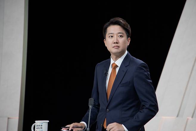 이준석 개혁신당 대통령 후보가 27일 서울 상암 MBC스튜디오에서 열린 21대 대선후보 3차 토론회에 참석해 토론 준비를 하고 있다. /뉴스1