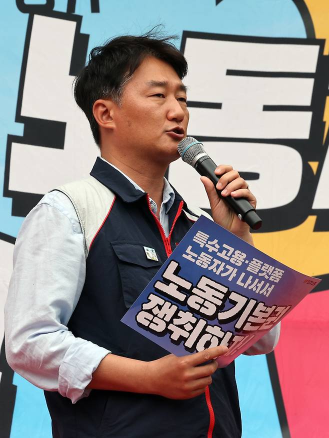 양경수 민주노총 위원장 지난 19일 오후 서울 영등포구 여의도 국회의사당역 앞에서 열린 '특수고용·플랫폼 노동자 노동기본권 쟁취 민주노총 결의대회'에서 대회사를 하고 있다. /뉴스1