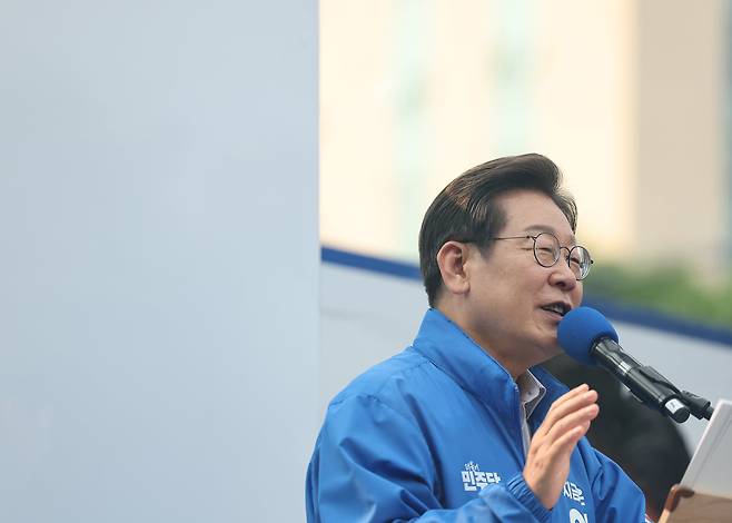 더불어민주당 이재명 대선 후보가 28일 서울 광진구 어린이대공원 정문 앞에서 열린 광진구·중랑구 집중 유세에서 지지를 호소하고 있다. /연합뉴스