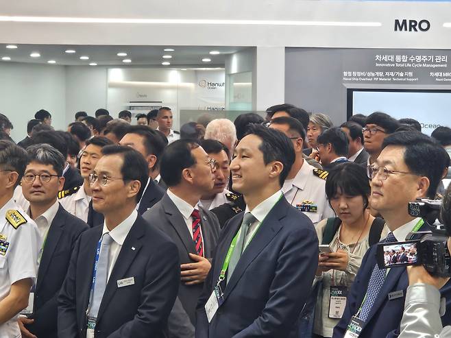 28일 부산 벡스코(BEXSCO)에서 열린 국제해양방산전시회(MADEX)에 정기선(가운데) HD현대 수석부회장이 참석했다. 정 수석부회장이 신익현(왼쪽) LIG넥스원 대표와 함께 HD현대의 홍보 영상을 관람하고 있다. /김지환 기자