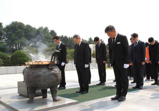 한화그룹의 대전·충청지역 사업장 임직원 약 70여명이 국립대전현충원에서 현충탑 참배를 하고있다. 한화갤러리아타임월드 제공