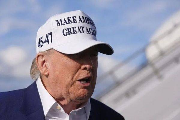 도널드 트럼프 미국 대통령이 25일(현지시간) 미 뉴저지주 모리스타운 시립공항에서 대통령 전용기 에어포스원에 탑승 전 취재진과 대화를 나누고 있다. ⓒ AP/연합뉴스