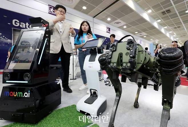 14일 서울 강남구 코엑스에서 열린 2025 국제인공지능대전에서 마음 AI 부스에서 관계자가 다양한 AI 로봇을 소개하고 있다.ⓒ뉴시스