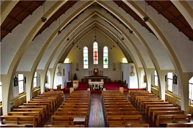 ⓒ아치형태의 성당 내부