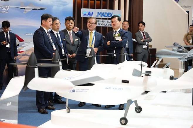 MADEX KAI 부스를 방문한 석종건 방사청장에게 강구영 KAI사장이 설명을 진행하고 있다.ⓒKAI