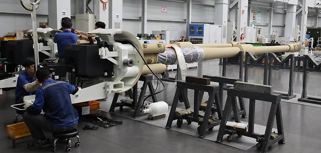 22일 경남 창원시 현대위아 2공장에서 직원들이 K9 자주포용 포신을 최종 검수하고 있다. 이 포신은 한화에어로스페이스 창원공장으로 옮겨져 최종 조립을 거친 뒤 이집트로 수출될 예정이다. 현대위아 제공