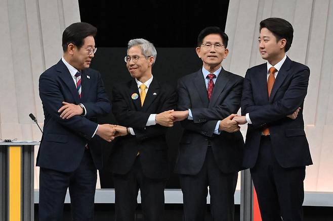 이재명 더불어민주당 대통령 후보(왼쪽부터), 권영국 민주노동당 대통령 후보, 김문수 국민의힘 대통령 후보, 이준석 개혁신당 대통령 후보가 27일 서울 마포구 상암동 MBC 스튜디오에서 진행된 정치 분야 TV토론회에 앞서 포즈를 취하고 있다.  뉴스1