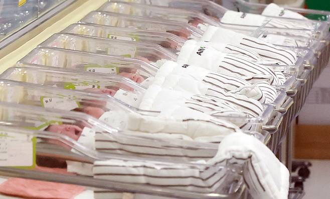 인천 미추홀구 아인병원에서 간호사가 신생아를 돌보고 있다. 2025.2.26. 뉴스1