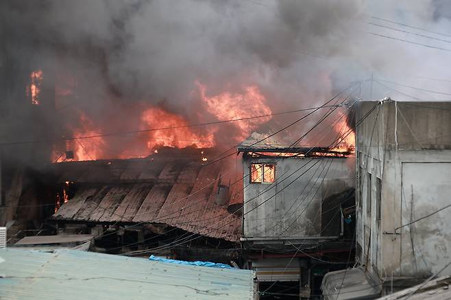 28일 오후 서울 을지로 세운대림상가 인근의 한 건물에서 화재가 발생해 연기로 뒤덮여 있다. 2025.05.28. 뉴시스