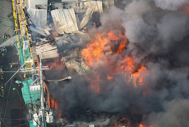28일 오후 서울 을지로 세운대림상가 인근의 한 건물에서 화재가 발생해 연기로 뒤덮여 있다. 2025.05.28. 뉴시스