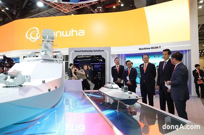 마덱스 2025 한화그룹 부스를 방문한 김동관 부회장