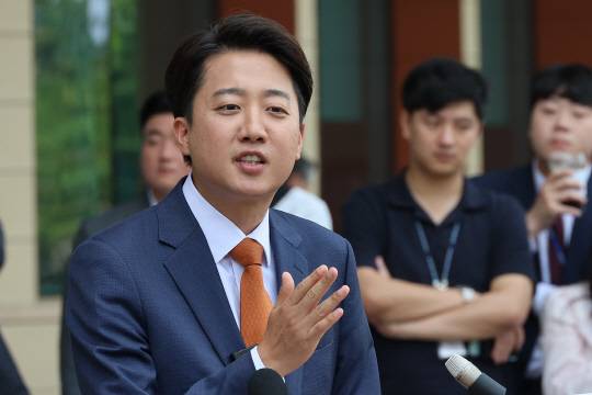 이준석 개혁신당 제21대 대선후보가 지난 5월27일 국회에서 김문수 국민의힘 대선후보와의 단일화에 대한 거부 입장을 거듭 밝힌 뒤 취재진의 질문에 답하고 있다.<연합뉴스 사진>