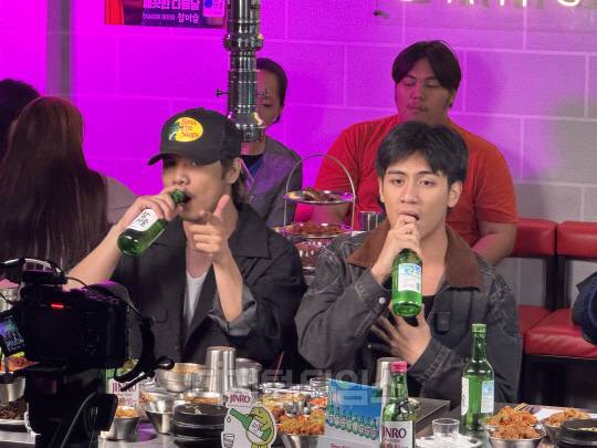 지난 20일(현지시간) 필리핀 마닐라에 위치한 한식당 '삼겹살라맛'에서 필리핀 힙합그룹 GY멤버 가비(오른쪽)와 옌(왼쪽)이 소주를 마시며 노래를 부르고 있다