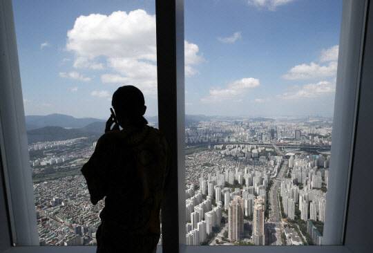 한 시민이 서울 아파트 밀집 지역을 바라보고 있다.<연합뉴스>